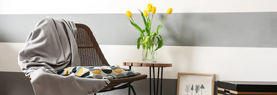 Gemütlicher Sessel mit gelben Tulpen